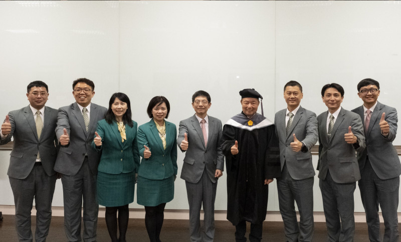 玉山金創辦人黃永仁（右4） 獲頒臺北大學「名譽博士學位」，董事長黃男州（中）與玉山專業團隊共同見證。（圖為玉山金提供）