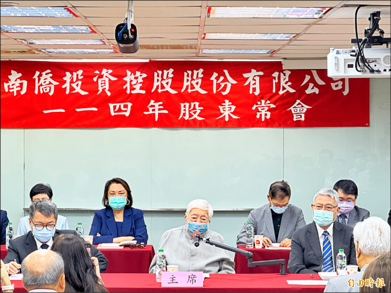 南僑投控昨召開股東會，董事長陳飛龍表示，面對關稅南僑老早就有因應措施，各市場業務推展並未出現重大阻礙。（記者楊雅民攝）