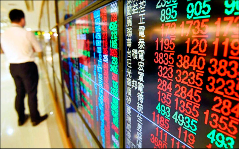統一證券表示，台股短期均線呈蓋頭反壓，研判指數將在月、季線間震盪測試。（資料照）