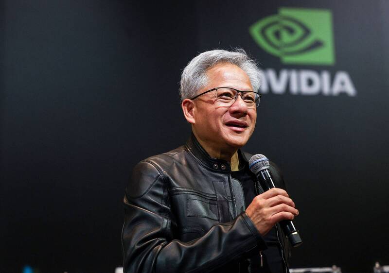 輝達執行長黃仁勳在公司電話會議上表示，「無論有沒有美國晶片，中國的人工智慧都會繼續發展」。（法新社）