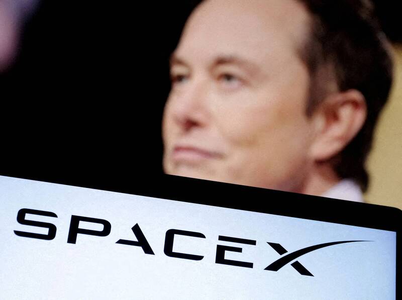 億萬富豪馬斯克（Elon Musk）透露，旗下太空探索公司SpaceX今年營收將達約155億美元（約新台幣4650億元）。（示意圖，路透）