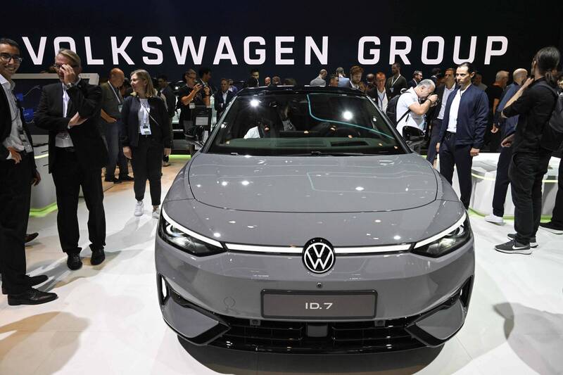 福斯汽車集團（Volkswagen Group）在2025年第1季時，於歐洲電動車市場上超越特斯拉。（法新社）