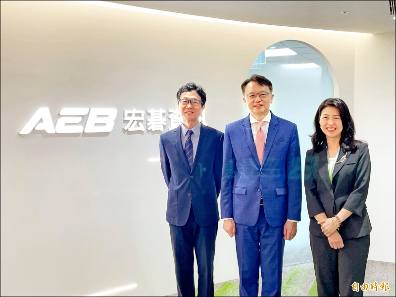 宏碁資訊昨日舉辦股東會。圖中央者為董事長陳俊聖，右一為總經理周幸蓉、左一為財務長鄭和星。（記者歐宇祥攝）