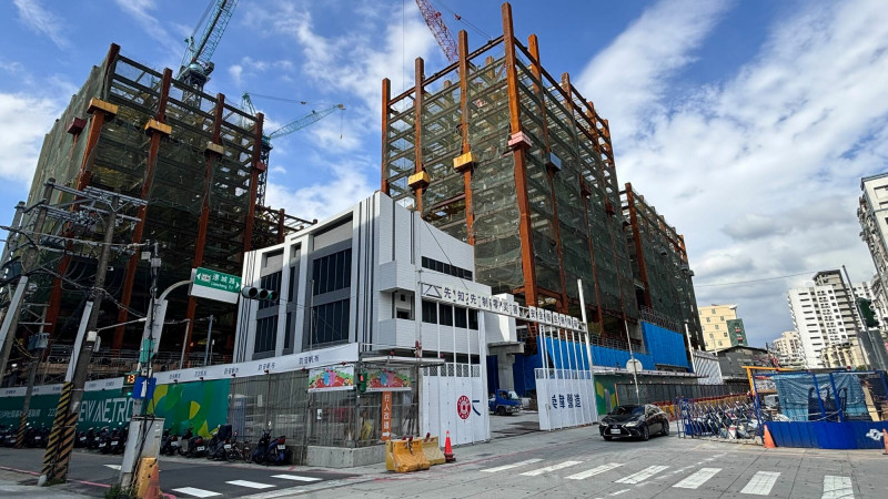 新北市中和區連城路、錦和路一帶有大批預售屋成交，預售屋申報件數及成交總金額均以中和區居首。（記者賴筱桐攝）