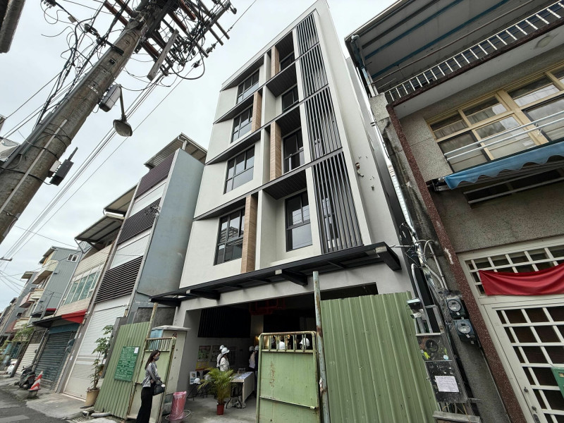 宜蘭縣府選在宜蘭市1處危老重建案場，公布「快速通關」政策，該案場原本為1層樓木造老宅，由屋主申請自建，預計今年暑期完工，重建後為1棟地上5層樓鋼筋混凝土建築，共計12戶。（記者王峻祺攝）