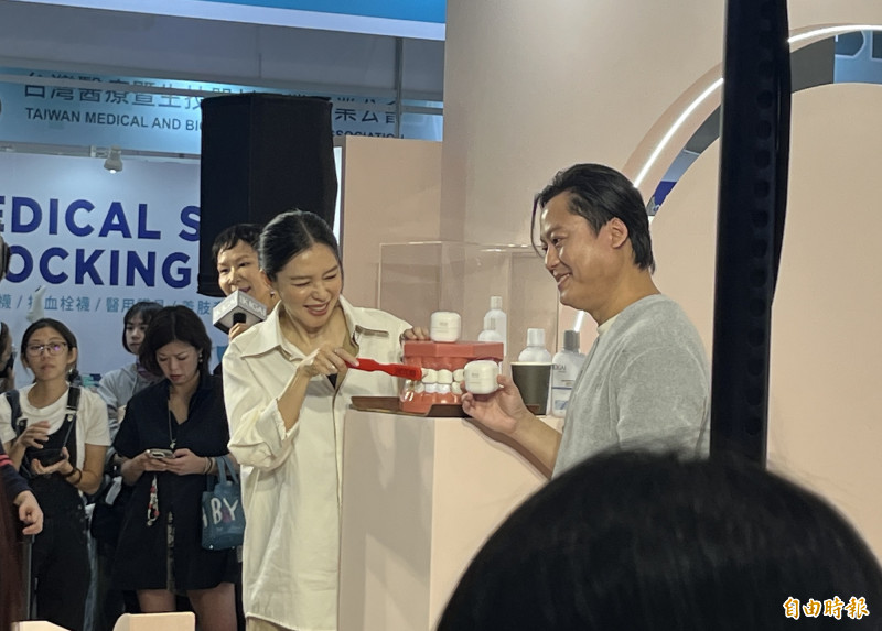 CSD中衛旗下IKIGAI品牌潔牙粉與漱口水，邀請女星徐若瑄代言。（記者廖家寧攝）
