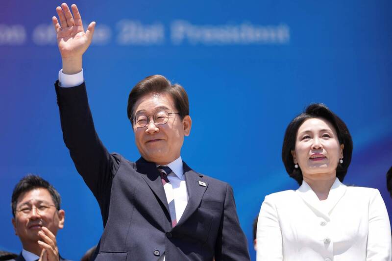 南韓總統當選人李在明（圖左）偕妻子金惠京（圖右）4日在國會宣誓就任第21任總統。（法新社）