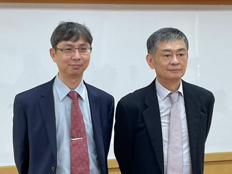 大立光今日舉辦股東會。圖右為董事長林恩平、左為總經理黃有執。（記者歐宇祥攝）