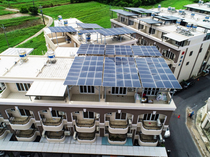 高雄燕巢區民宅屋頂太陽光電，年發電量超過1萬5千度。（工務局提供）