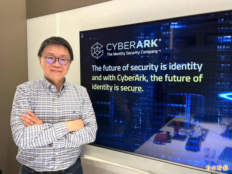 CyberArk北亞區技術部總監莊龍源示警，「機器身份」的數量正爆炸性增長，對企業資安造成嚴重挑戰。（記者徐子苓攝）