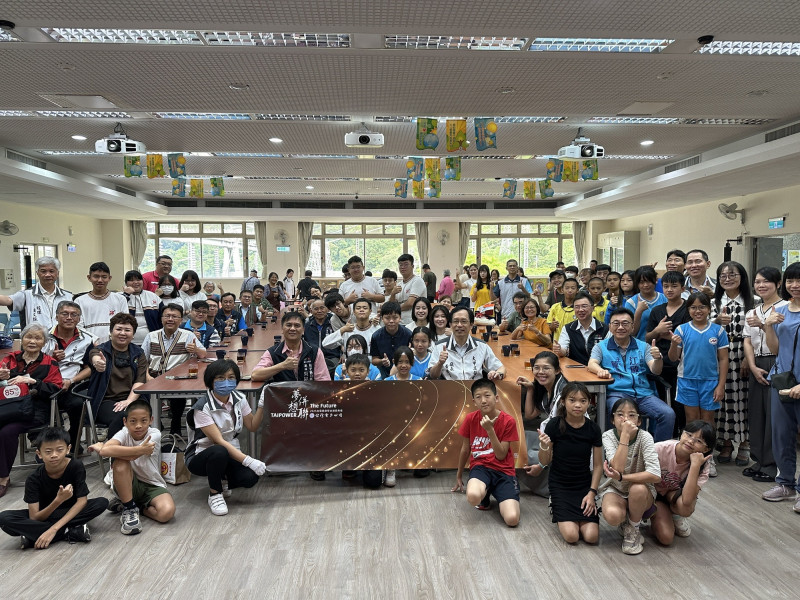 大甲溪發電廠頒發和平區獎助學金。（大甲溪電廠提供）
