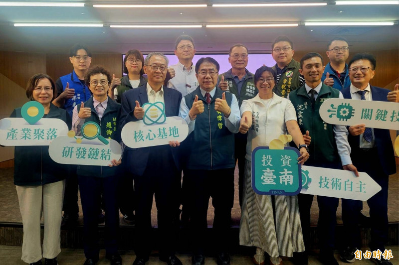 市長黃偉哲昨偕同經發局長張婷媛、工研院南分院執行長曹芳海，一同說明「台南智慧機器人產業聚落」最新規劃。（記者王姝琇攝）