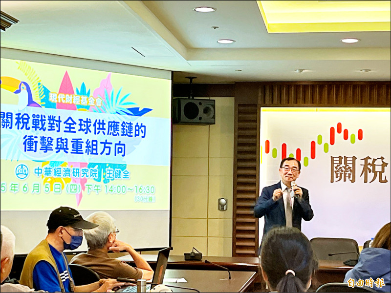 中經院副院長王健全（立者）昨談到主權基金運用方式，建議七至八成投資運用、二至三成發揮產業政策功能。（記者徐子苓攝）