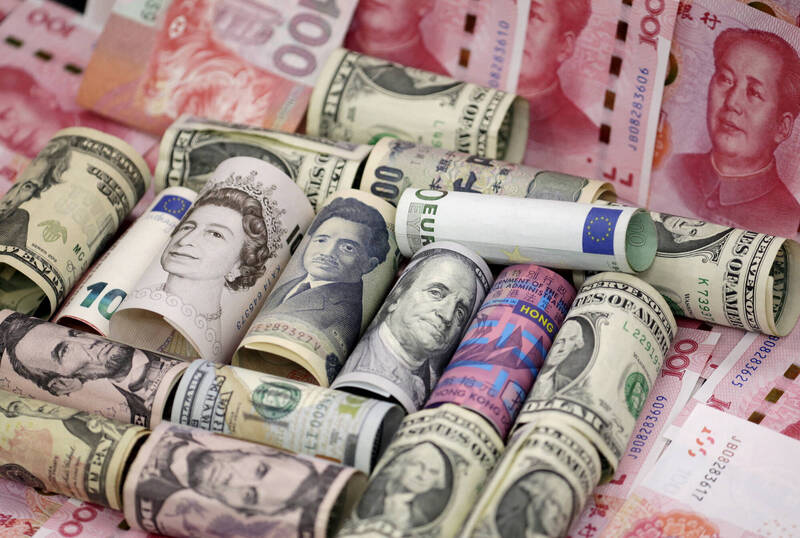 美國財政部一份半年期報告指出，未發現主要貿易夥伴有操縱匯率情況，但將台灣、中國、日本、韓國等國持續列入值得關注的觀察名單，並新增愛爾蘭、瑞士；共有9個經濟體被列入觀察名單。 圖為各國紙幣。（路透）
