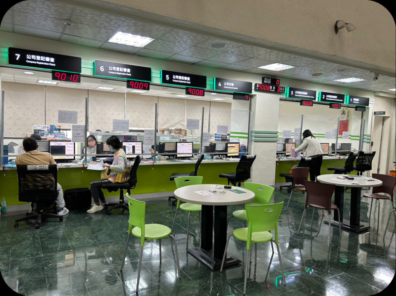 桃市府經發局表示，依據公司登記辦法規定，公司設立登記及變更登記事項有變更者，應於事實發生後15日內向主管機關申請登記，逾期申請者將面臨裁罰。（經發局提供）