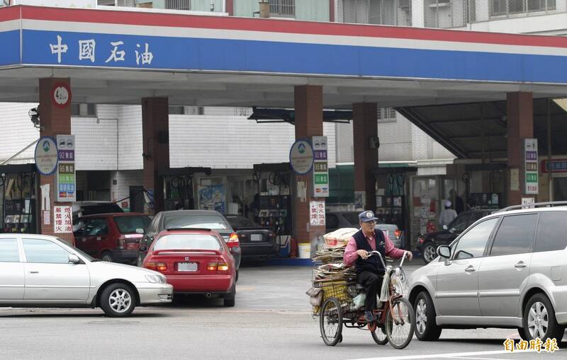 台灣中油公司宣布，自明（9日）凌晨零時起汽、柴油價格各調漲0.2元、0.3元。（示意圖，資料照）