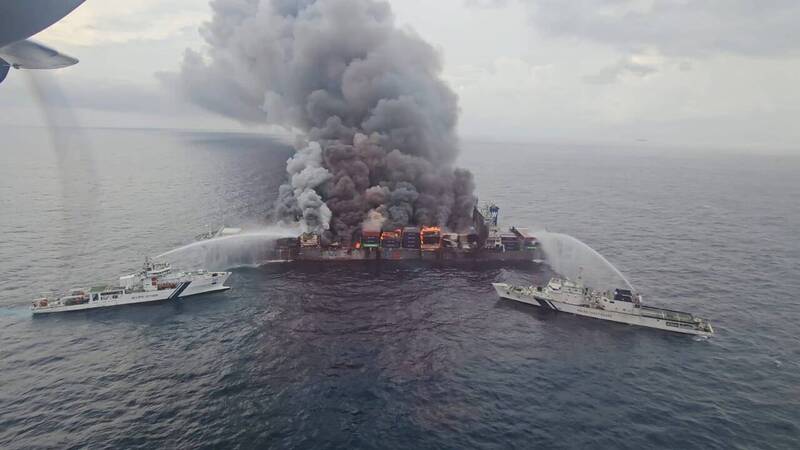 萬海旺春輪貨櫃爆炸起火，火勢持續延燒。（圖取自印度海岸防衛隊X帳號）