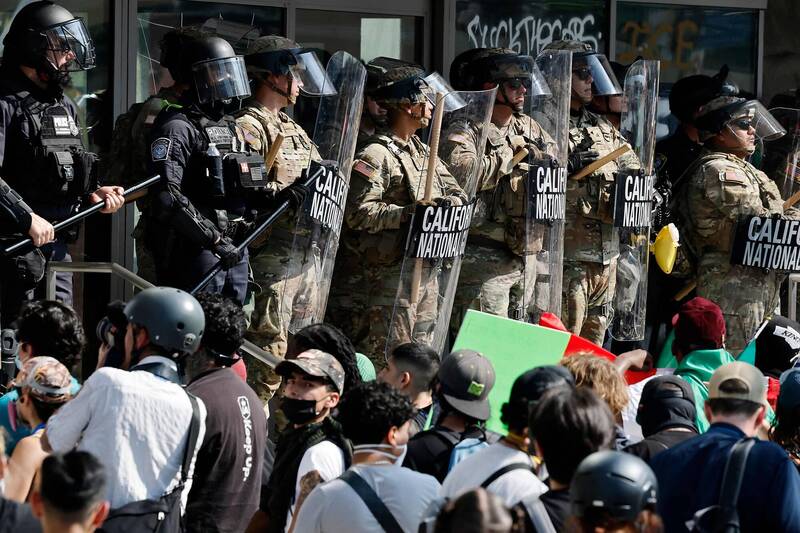 加州洛杉磯爆發大規模抗議，促使本與美國總統川普決裂的特斯拉執行長馬斯克重回其陣營。（蓋帝圖像）
