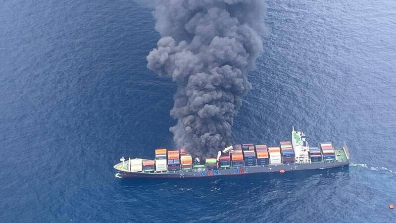 萬海旺春輪貨櫃爆炸起火。（圖取自印度海岸防衛隊X帳號）
