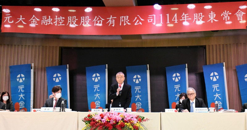 元大金董事長申鼎籛（立者）因任期屆滿，由翁健（右一）接任董事長職務。（業者提供）