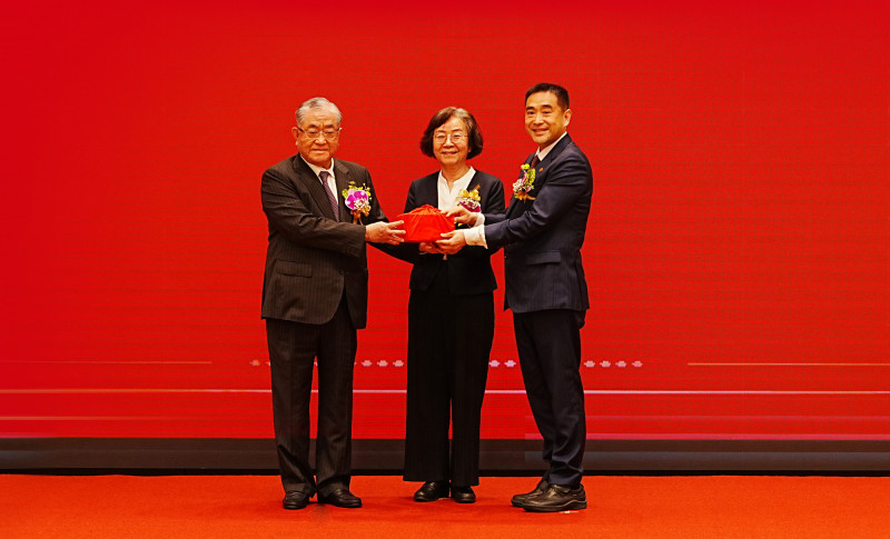 華南金最大民股啟動世代交替，由董事長陳芬蘭（中）擔任監交人，林明成（左）將副董事長印信正式交給林知延。（華南金提供）