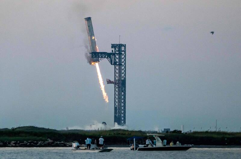 星艦在2024年10月進行第5次試射時，採用了全新回收技術，使用被戲稱為「筷子」的2隻金屬手臂，夾住返回的火箭助推器。（法新社）