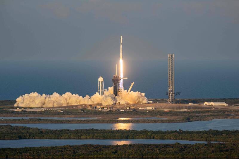 天龍號太空船是美國本土運送機組人員、貨物至國際太空站的唯一選擇。圖為SpaceX獵鷹9號火箭和天龍號太空船的發射畫面。（法新社）