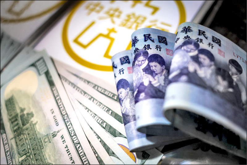 中央銀行昨發布二○二四年底台灣國際投資部位，去年台灣對外資產、負債皆創下新高，但因台股漲幅大，外資持有電子股市值大幅上揚，反造成我對外負債增幅超過資產，兩相互抵，台灣從全球第五大淨債權國退居至第六。（中央社資料照）