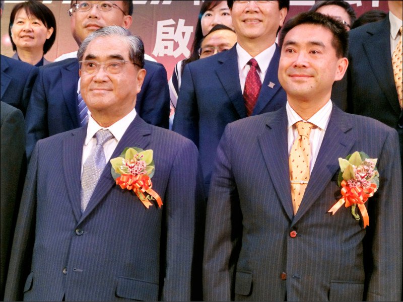 華南金控昨改選董事，最大民股華南金控副董事長林明成（左）交棒，由長子林知延（右）接棒副董事長，象徵板橋林家正式邁入新世代領導階段。（資料照）