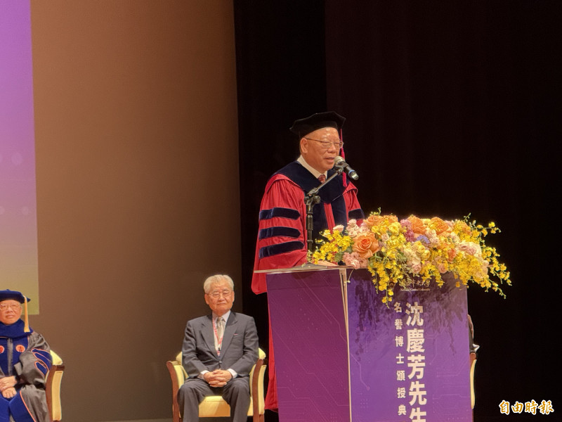 臻鼎董事長沈慶芳獲頒中央大學名譽博士。（記者卓怡君攝）