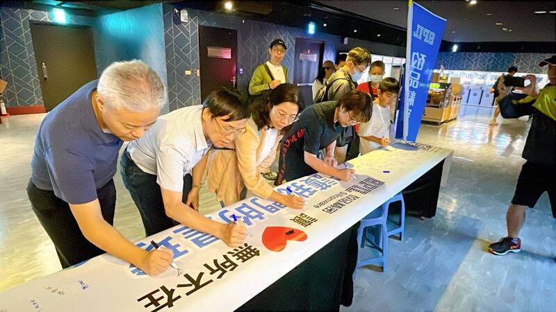 矽品員工參加「支持永續聯名簽署行動」，分享「低碳生活實踐」議題，從日常生活中做起。（矽品提供）