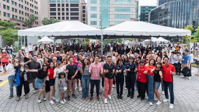 星展銀行（台灣）於大港墘公園舉辦「星展新加坡永續嘉年華」，首度實施不塑飲水、採用循環餐具，打造近零廢棄的大型戶外盛會，邀請民眾共襄盛舉。（圖由星展銀行提供）