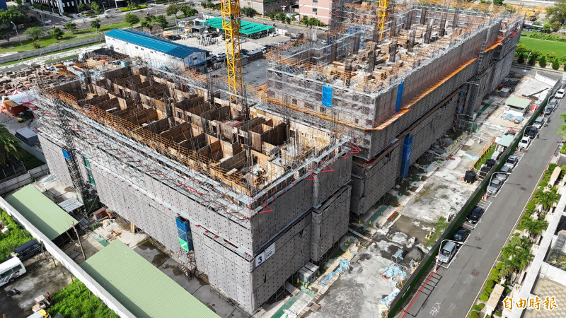 高市府自建的亞灣第一期634戶社宅，預訂2027年完工。（記者葛祐豪攝）