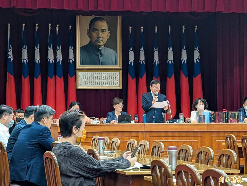 立法院財政委員會今天審查「貨物稅條例」部分條文修正草案，未來無添加糖罐裝飲料、彩色電視機都可望免徵。（記者劉宛琳攝）