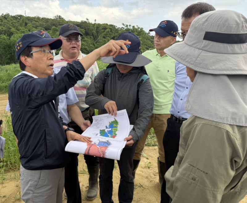 高雄市副市長林欽榮率專案小組，稽查大樹區和山光電場開發案。（經發局提供）