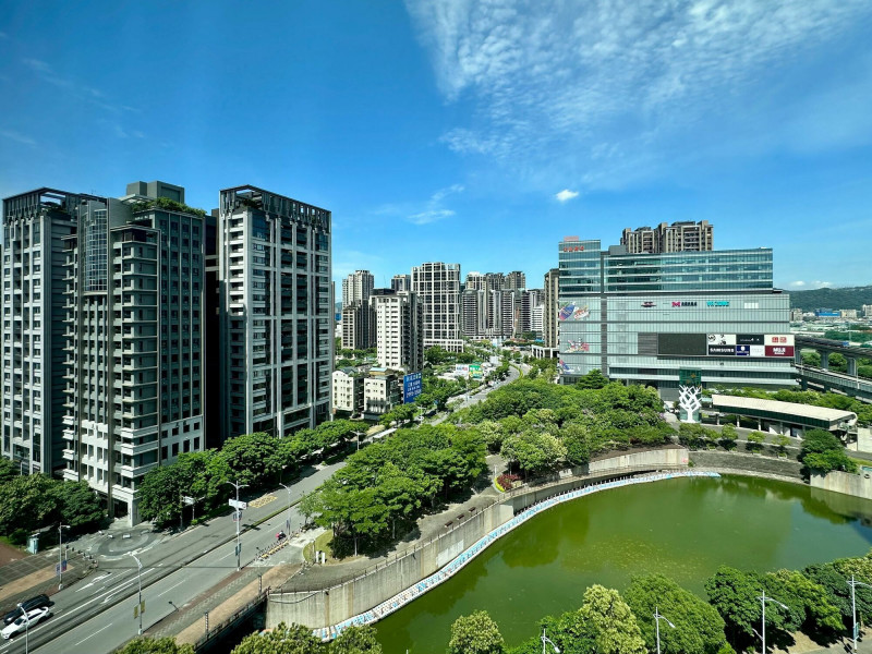 4月，台北市、新竹縣市、台南市以及高雄市平均1天賣不到10戶。（記者徐義平攝）