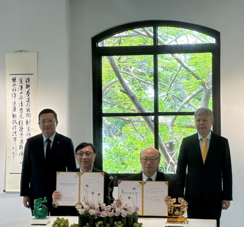 承租高雄港70號碼頭，陽明子公司簽20年長約。左起為陽明公司董事長蔡豐明、鴻明公司董事長史美琦、高雄港務分公司總經理王派峰、台灣港務公司董事長李賢義。（高雄港務分公司提供）