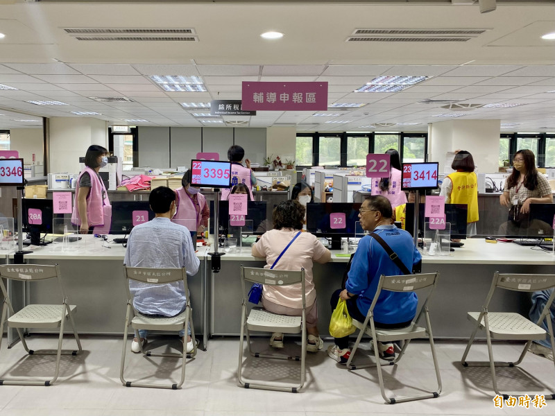 南區國稅局表示，報稅進入倒數，手機報稅可參加抽獎。（記者鄭琪芳攝）