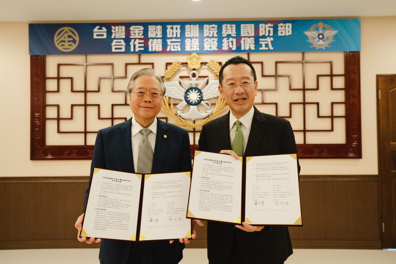 金融研訓院董事長雷仲達（左）與國防部部長顧立雄（右）簽署合作備忘錄。（金融研訓院提供）