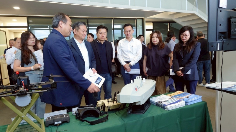 雷虎董事長陳冠如簡報產品研發歷程。（雷虎提供）