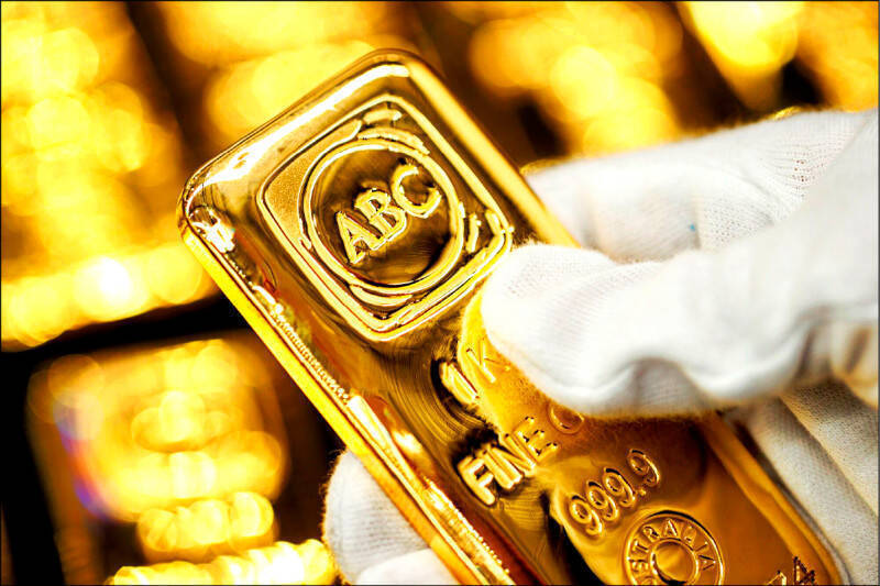 專家表示，黃金榮膺避險資產桂冠，最主要的核心是不受政府債務影響。（彭博）