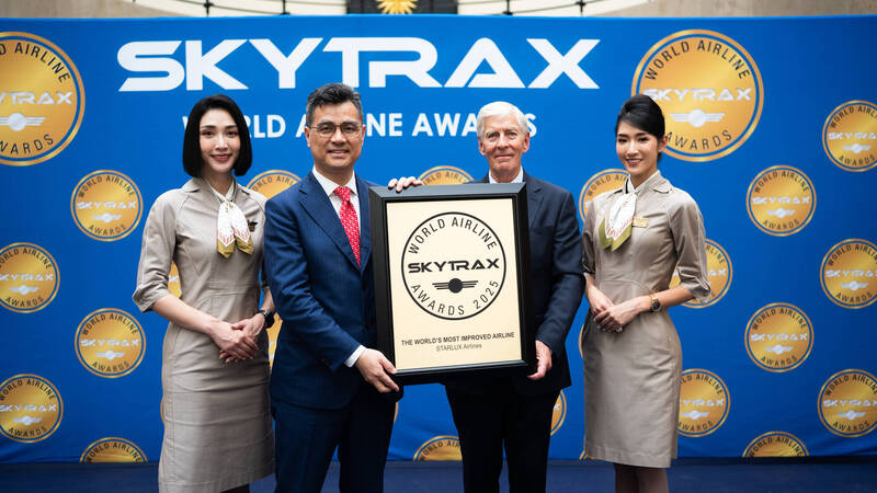 星宇航空於在法國巴黎舉行的 2025 SKYTRAX全球航空公司大獎頒獎典禮上，榮獲五星航空認證。（圖/星宇航空提供）