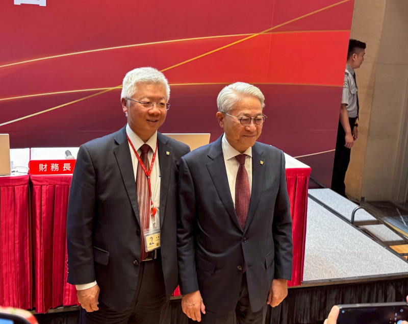 台新金董事長吳東亮(圖右)與台新金總經理林維俊(圖左)