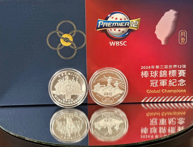 12強紀念銀幣每枚1600元、限量3.6萬枚  6/23日上午10點起開放預購（記者陳梅英攝）