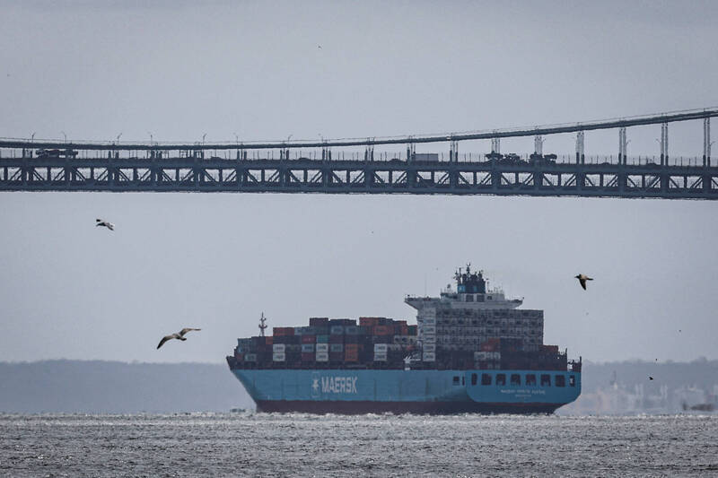 貨櫃航運巨擘馬士基（Maersk）維持讓旗下貨櫃船隻通過荷姆茲海峽不變。（示意圖，路透）