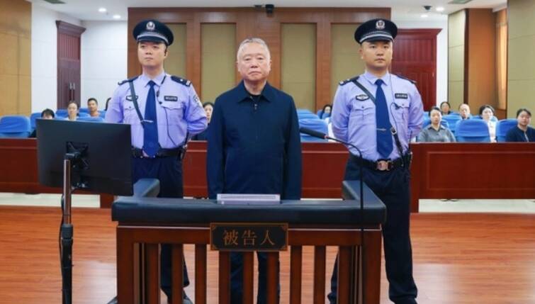 號稱「警虎」劉躍進（中）因受賄1.21億人民幣，被被判死緩。（取自網路）