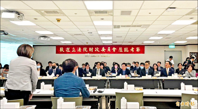 立法院財政委員會昨日視察櫃買中心與期交所。（記者歐宇祥攝）