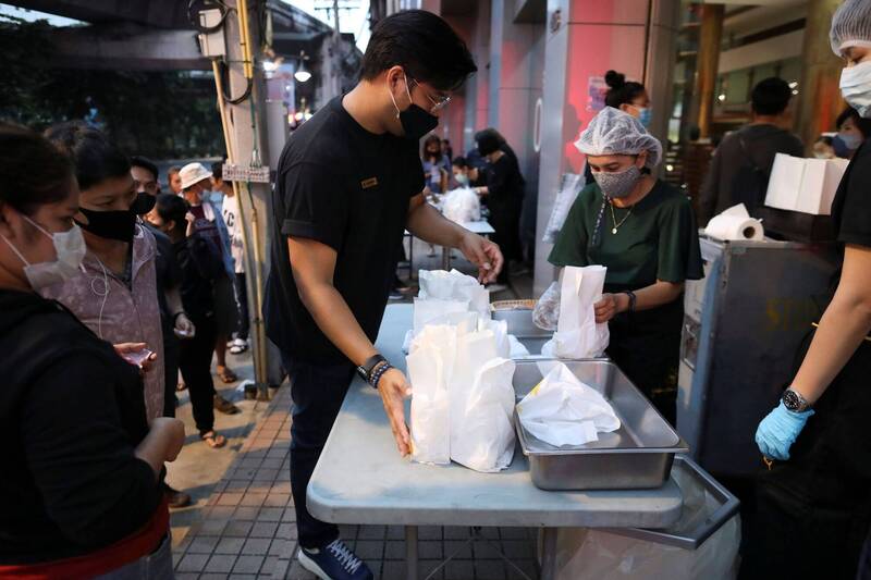 「炸油條」為泰航創造了意想不到的收入，每天吸引大批民眾排隊。（路透資料照）