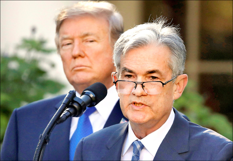 美國總統川普持續施壓聯準會（Fed）降息，並對堅不降息的Fed主席鮑爾進行人身攻擊；而Fed決策官員的分歧也在擴大，這可能加大鮑爾在未來幾個月平衡政治和經濟風險的難度。（路透資料照）