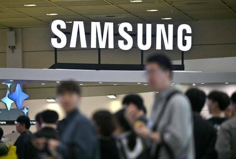 三星電子預計明年初推出的Galaxy S26智慧手機系列，將採用高通的下代驍龍（Snapdragon）處理器晶片，部分改由三星晶圓代工部門生產。（法新社）